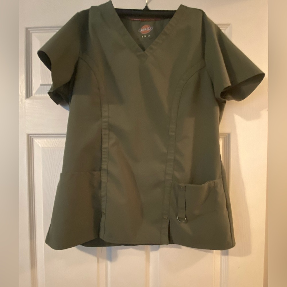 Dickies medium women’s scrub top
